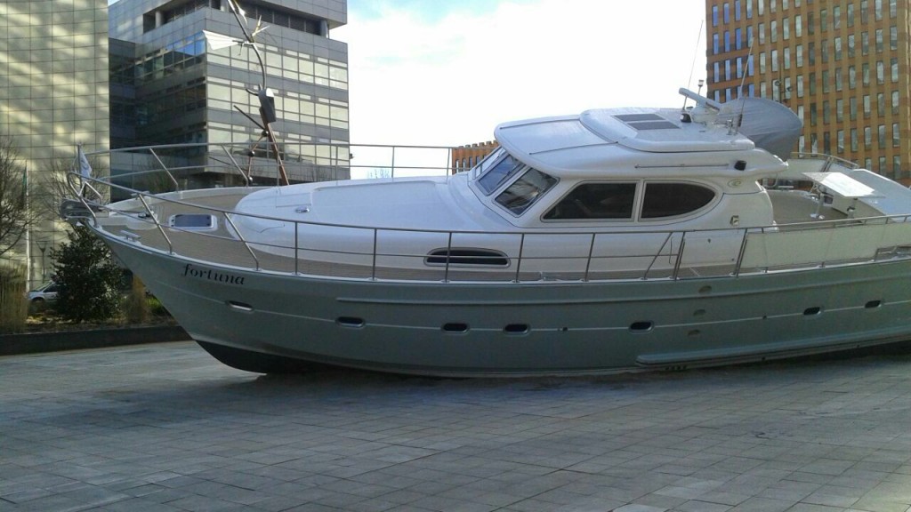 Motorjacht Fortuna op de Zuidas (Foto: Anneke Heerschop)