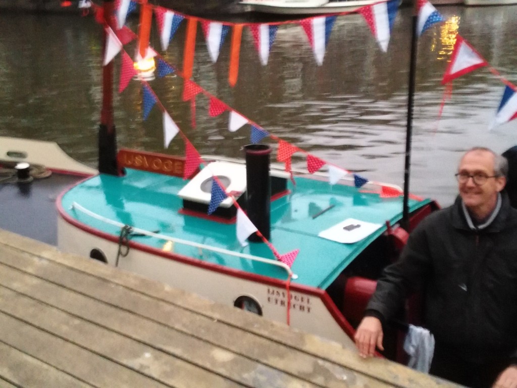 Opstappen aan boord van de IJsvogel van Jaap van der Mei