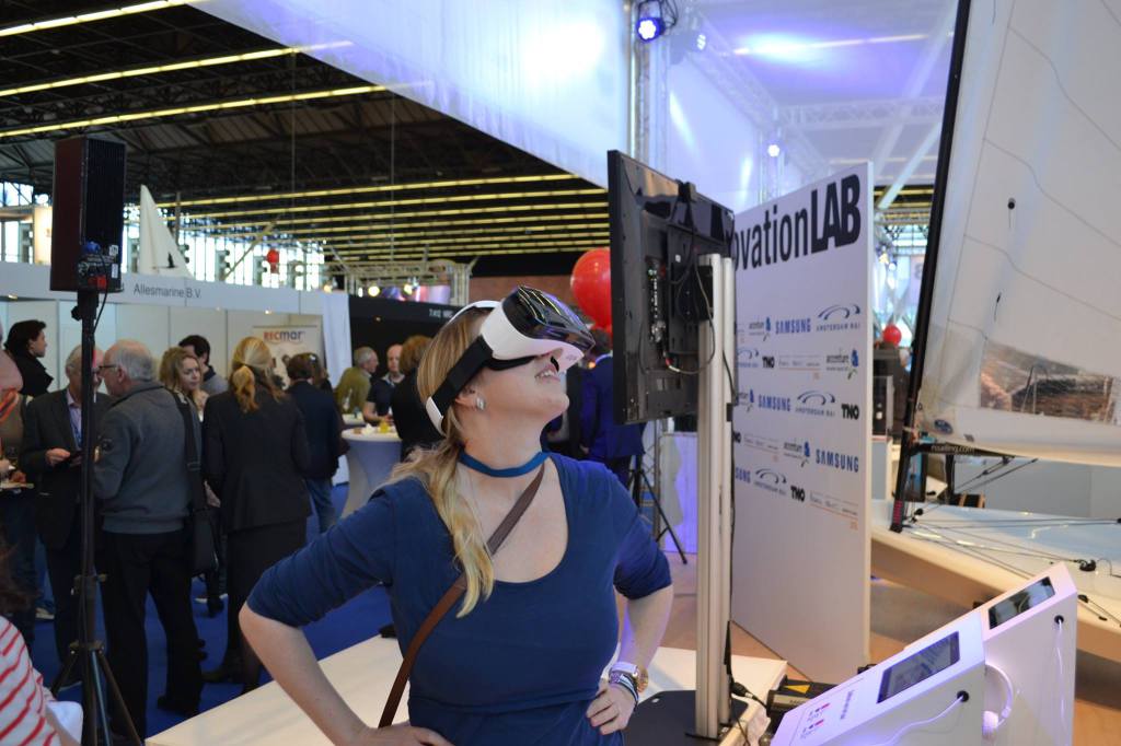 Op de Hiswa werd de virtual reality bril getest door bezoekers. Foto: Tessa Heerschop