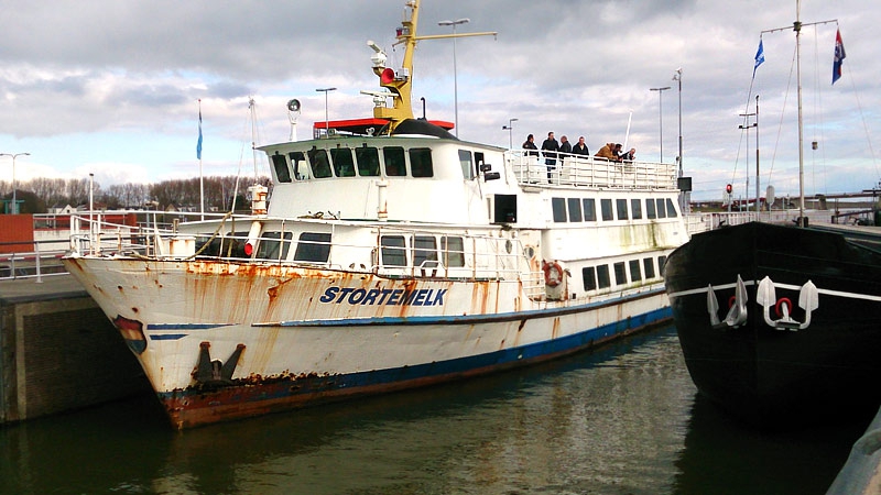 Stortemelk voor renovatie op reis van Terschelling naar Amsterdam sluis enkhuizen