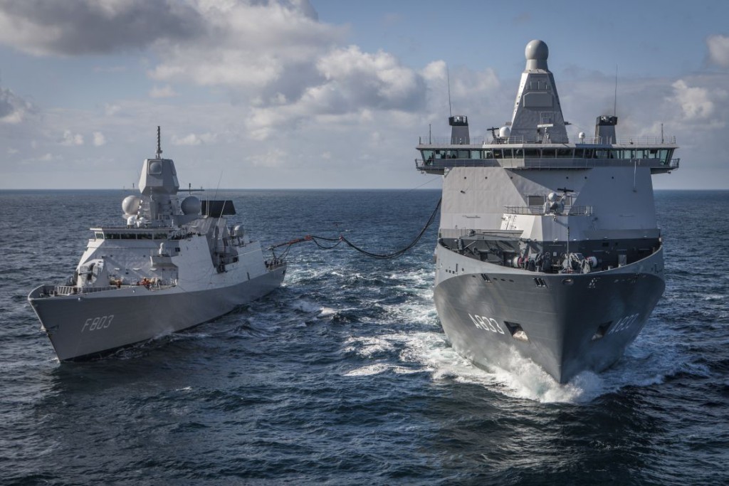 25 juni 2014, Noordzee. Bevoorraden van fuel op zee van van ZM De Tromp door ZM De Karel Doorman.