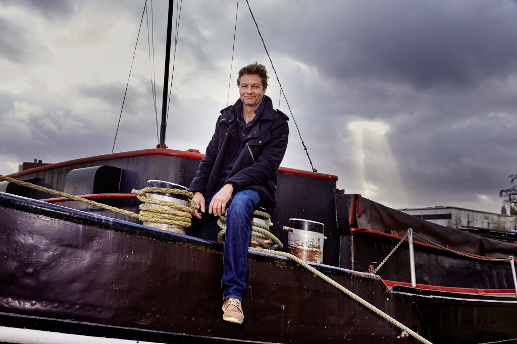 Kees Sars op zijn schip Michaël. Foto: René Bouwman