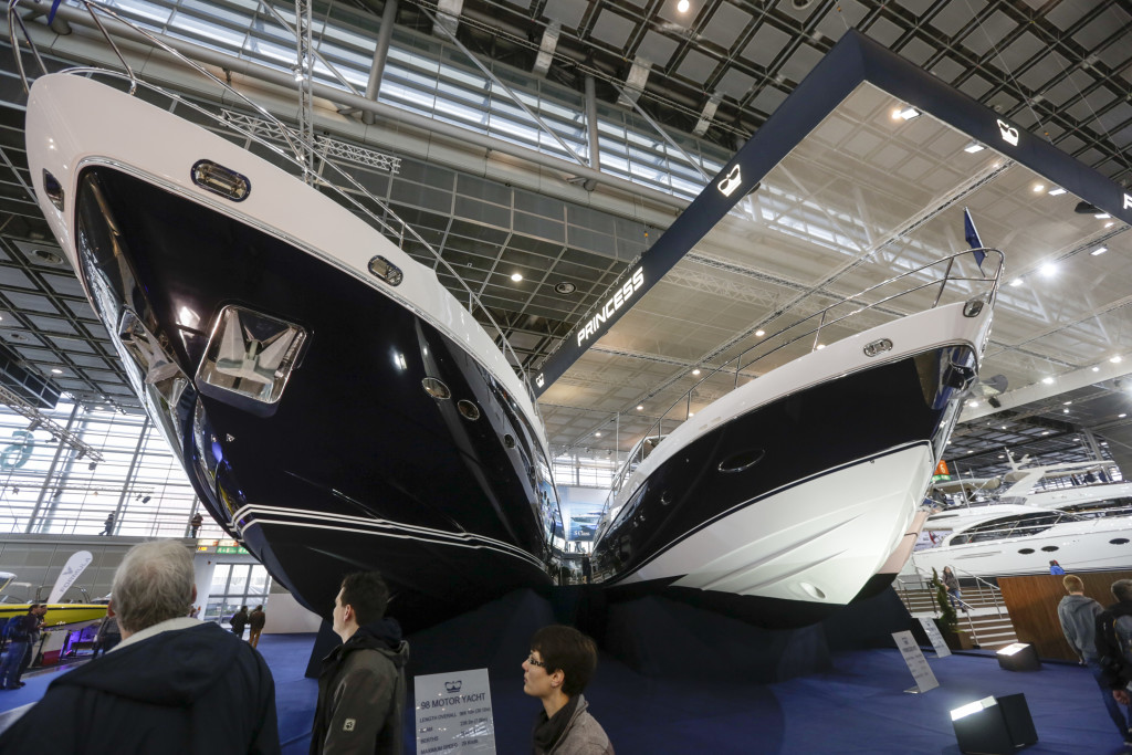 Motorjachten van Princess op Boot Düsseldorf