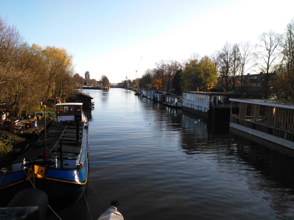 Het Merwedekanaal in Utrecht. Links woonschepen, rechts arken. Achterin is nog plek voor nieuwe ligplaatsen. 